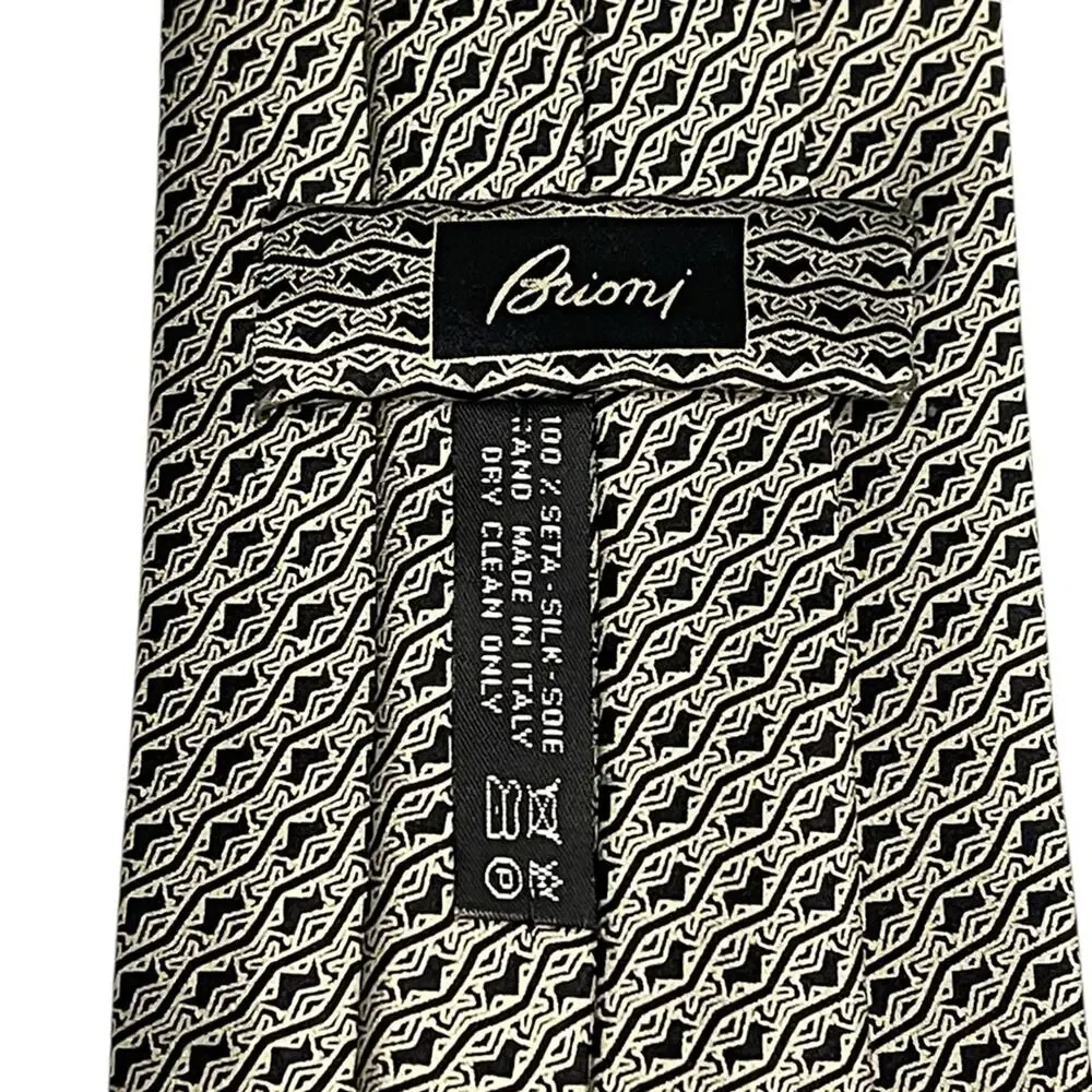 Brioni Sophisticated Black and Gray Patterned Tie